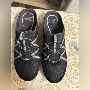 Dansko Hayleigh slip on black fabric clog. EUC New?Size 40 (9.5) travel comfort